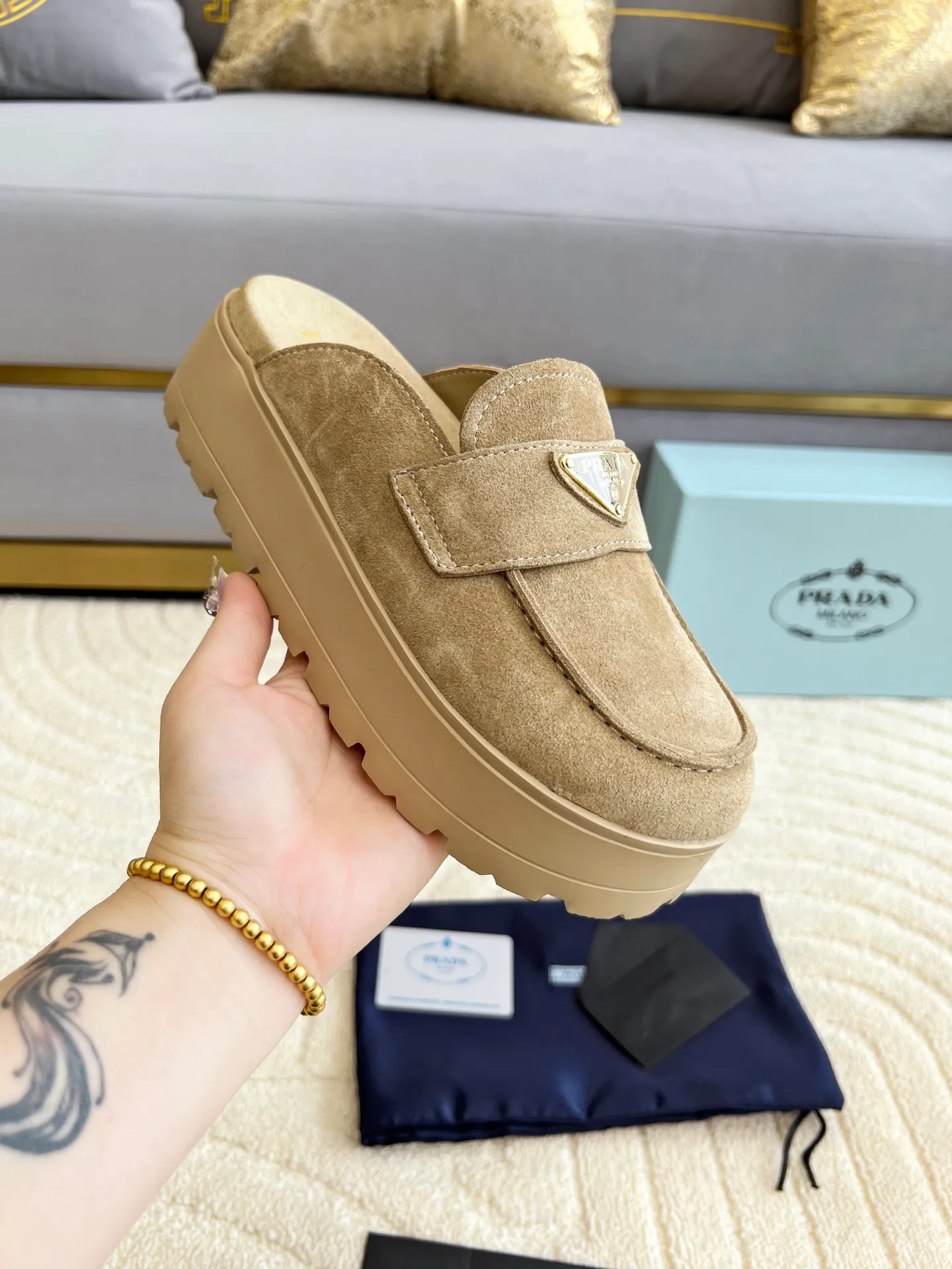 👟👟Ex-factory price 440👟👟 Prada/Prada 25ss summer new couple's beach thick-soled Birkenstock sandals. This shoe style is really a classic design that will not go out of style and is in line with everyone's current pursuit of comfortable and healthy wearing concepts. It is regarded by many domestic and foreign celebrities and fashionistas as an important choice for daily slippers. ✔Upper: imported super soft sheepskin ✔Inner lining: imported sheepskin ✔Hardware: Original molded split hardware ✔Outsole: Ultra-light, wear-resistant and non-slip foam sole ✔Number of yards: 35~40 (custom-made 40 pieces are non-refundable)